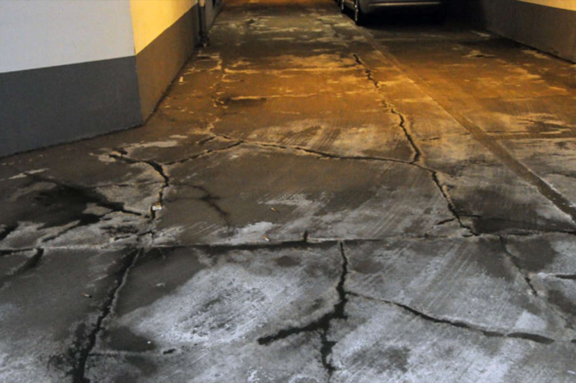 Veisalt ødellegger betonggulv. Slik som dette kan det gå dersom du ikke behandler gulvet i tide. Veisaltet spiser opp betongen og går ned i armeringssjernet. Dette fører til rust i armeringsgjernet.