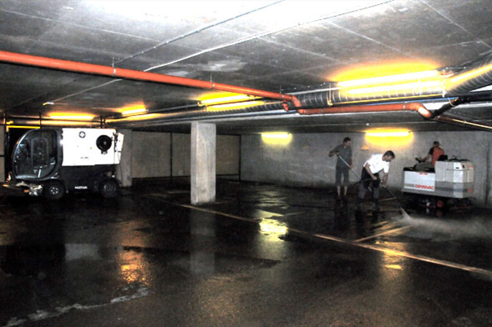 Vi anbefaler derfor forebyggende vask og nøytralisering av salter og fett i betonggulvet før behandling med epoxy-sealer som trenger ned i betongen og lager en fleksibel og meget slitesterk hinne som forhindrer at betong står og støver. Betong som er skadet pga veisalt støver ekstremt mye. Dette danner dårlig inneklima og farlig svevestøv i bygget.