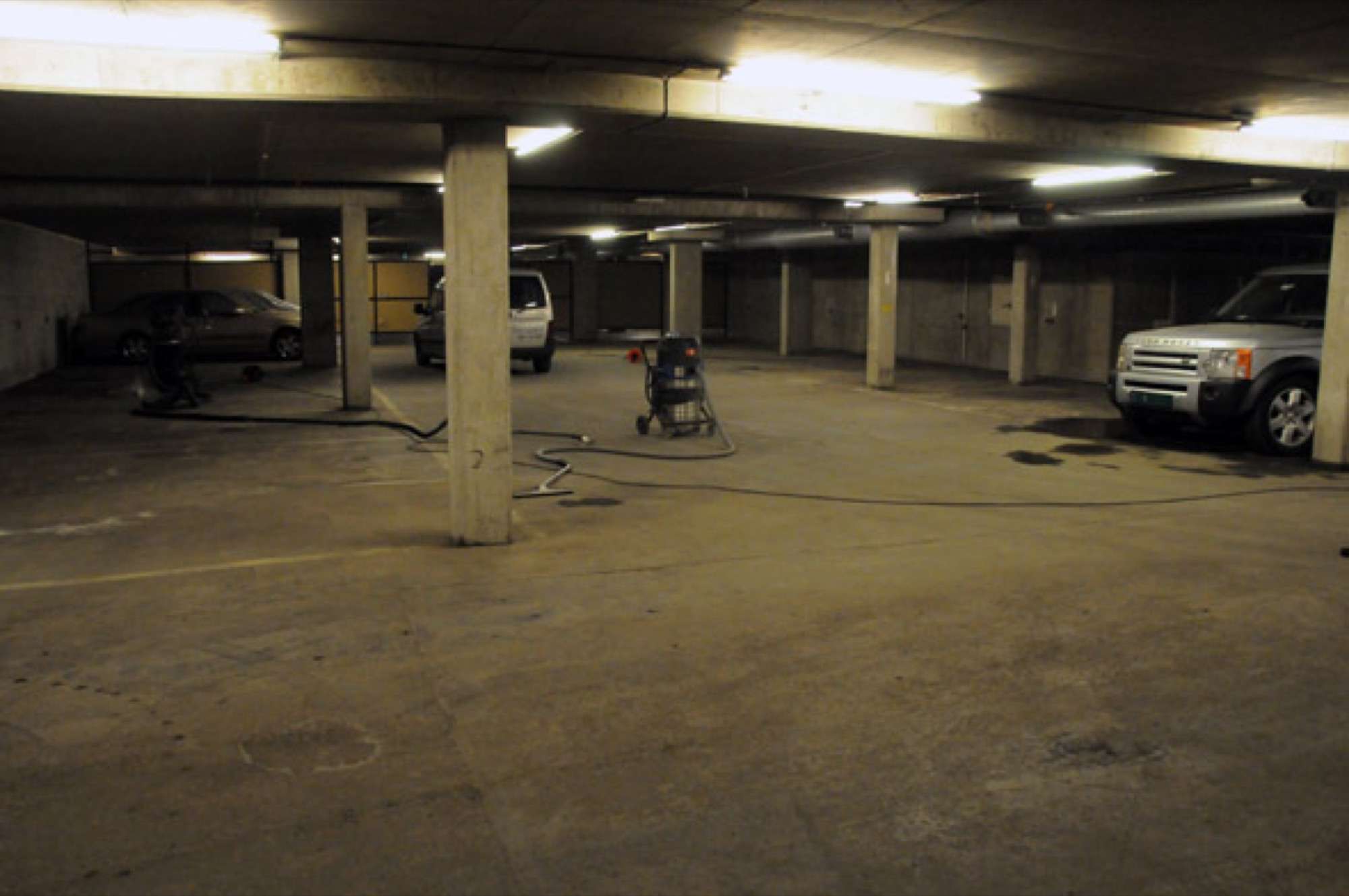 Slik ser det ut etter at hver millimeter av gulvet er støvsugd, vasket og nøytralisert. Gulvet er nå klart for epoxy-behandling.