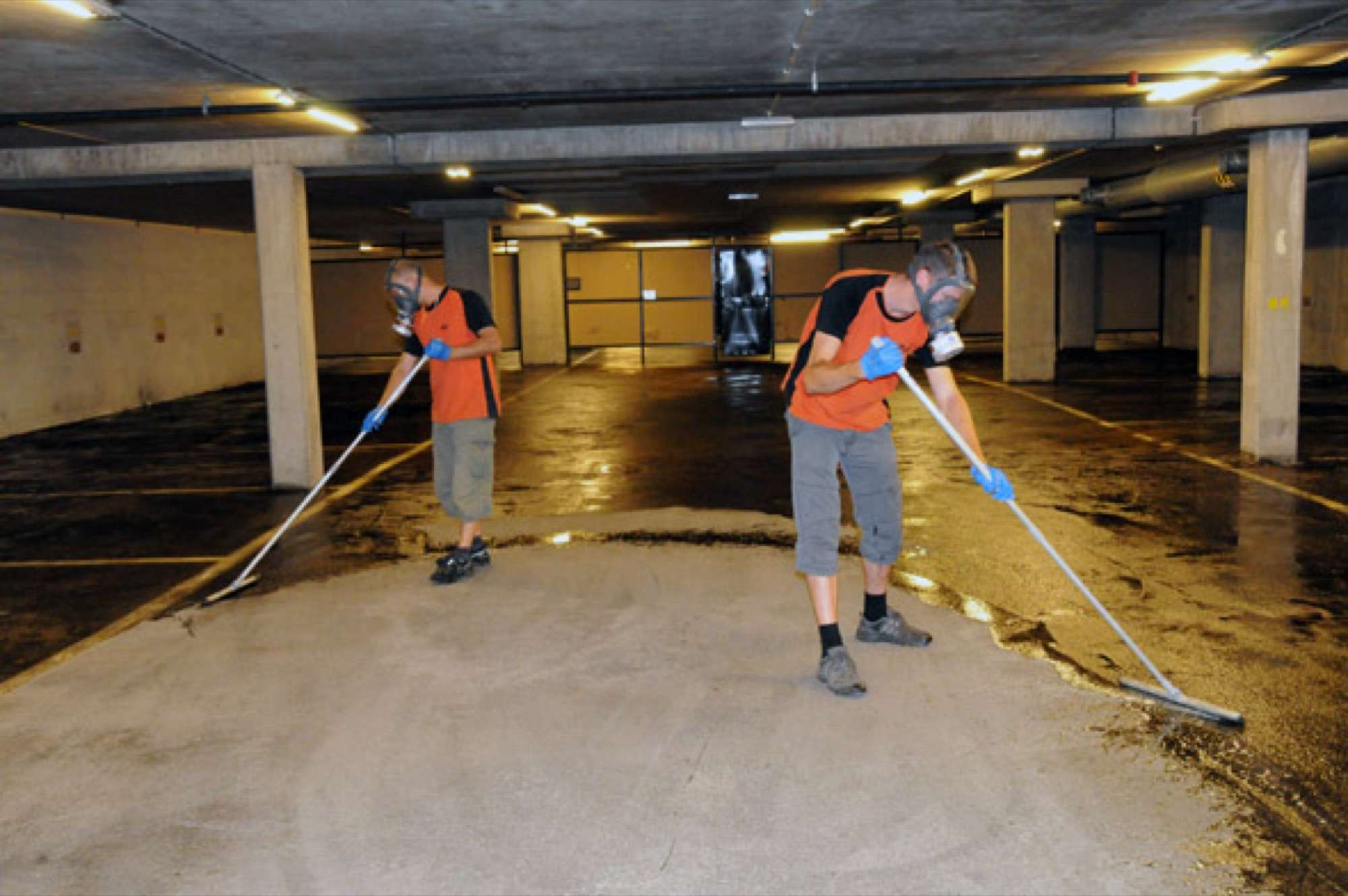 Epoxy-sealer legges på med svaber i to omganger.