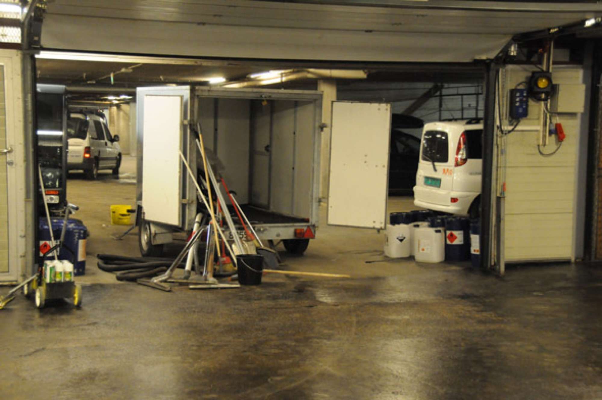 Noe av utstyret som benyttes til å legge epoxy-sealer på betonggulvet.