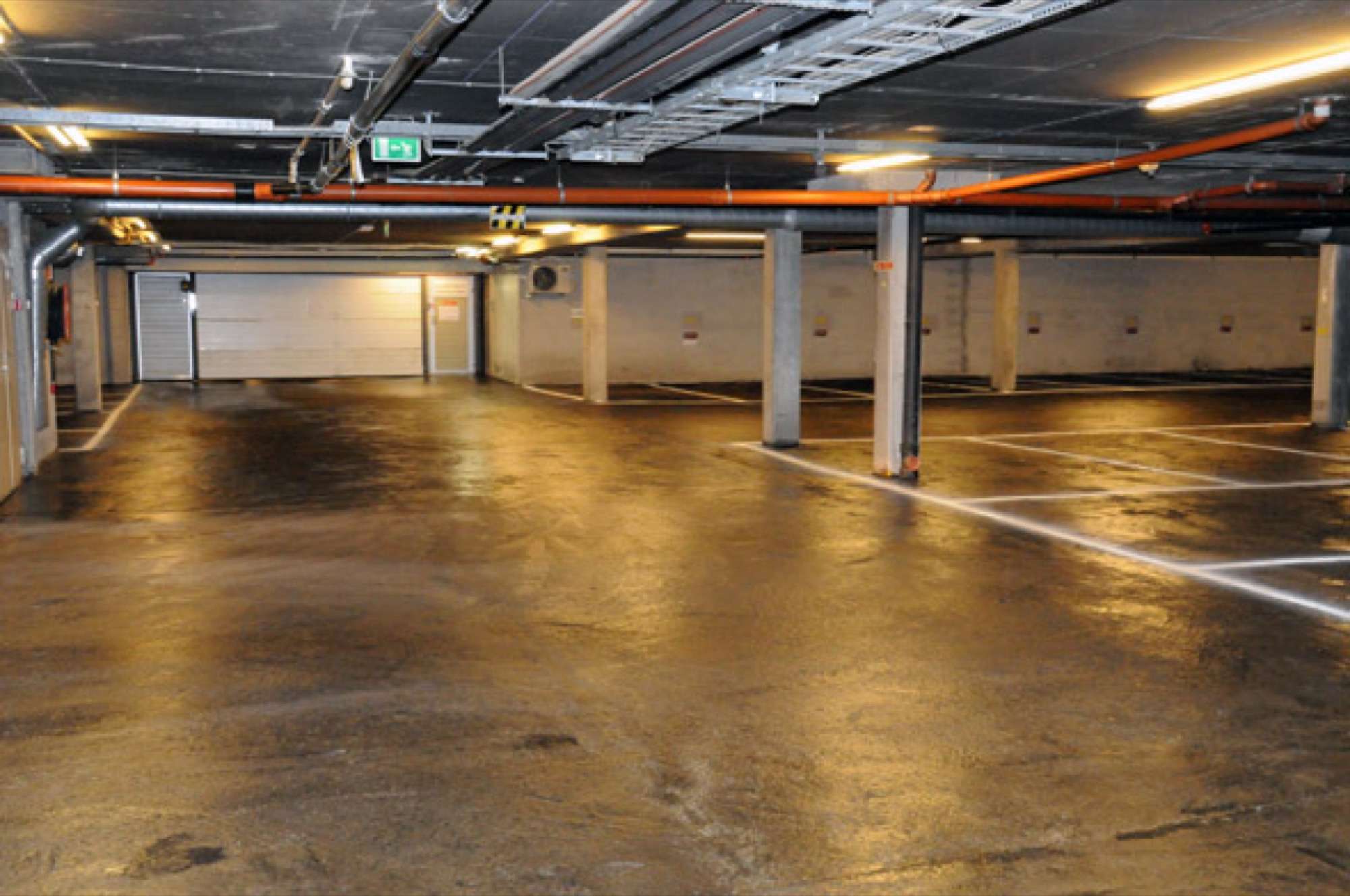 Ferdig behandlet betonggulv med epoxy-sealer.